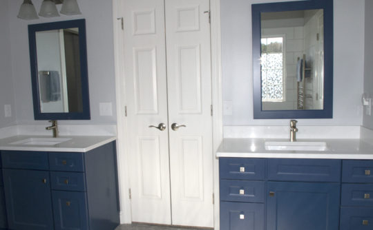 Vartanian_bluebathroom_4814